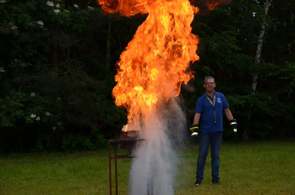 Axel Hahn demonstriert die Brandentwicklung bei einer praktischen Schulung