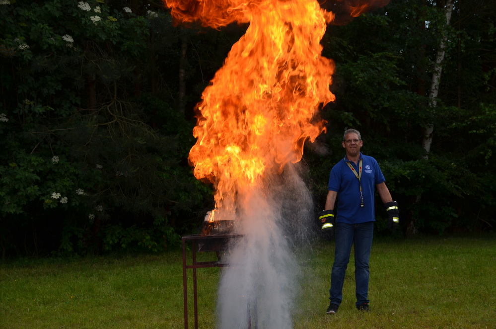 Axel Hahn demonstriert einen Fettbrand